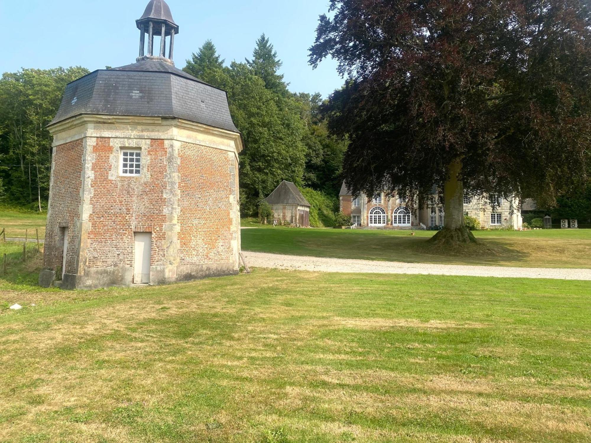 Le Pressoir Du Chateau De Neuville - Famille & Amis Livarot-Pays-d'Auge Exterior photo