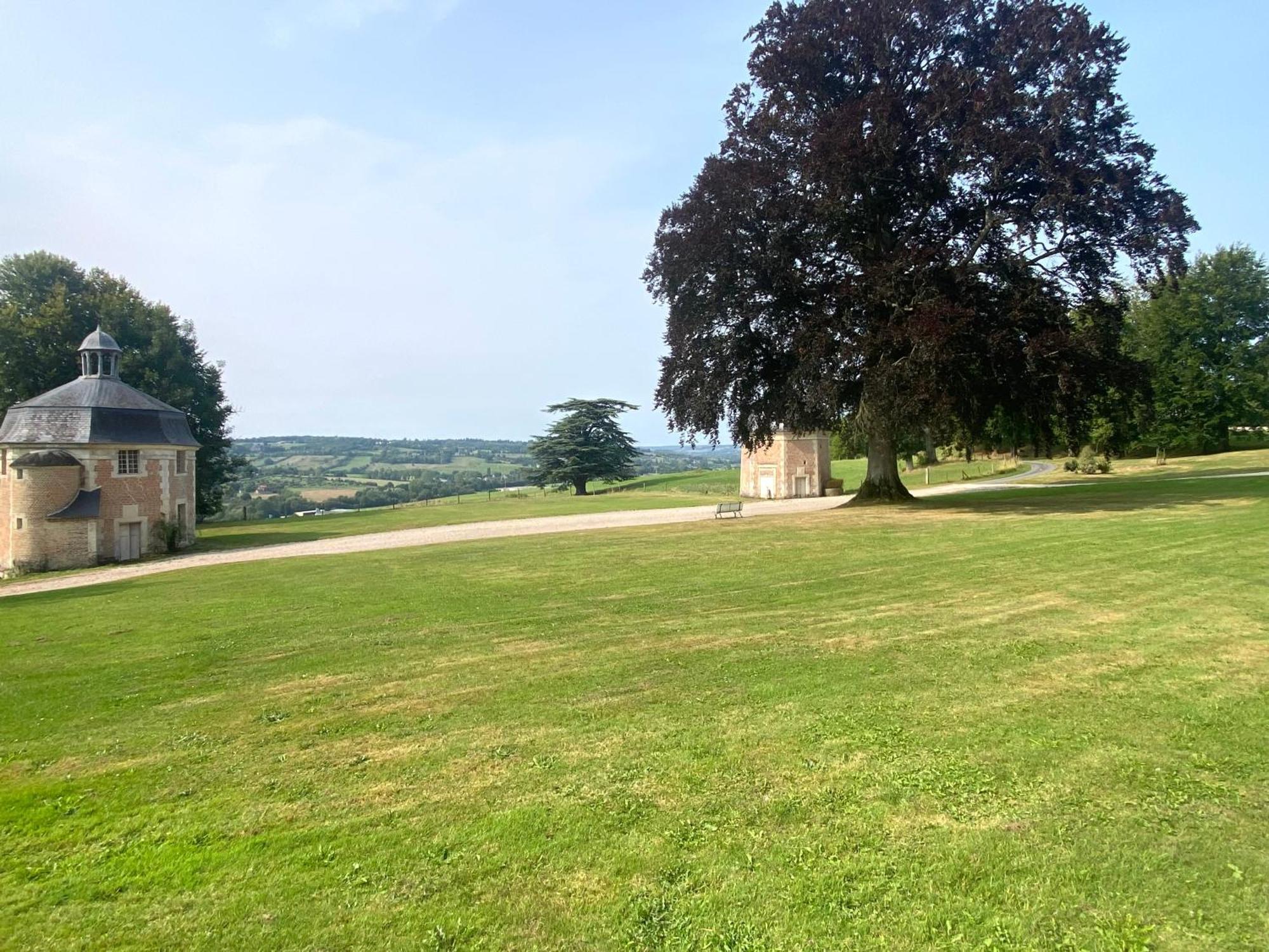 Le Pressoir Du Chateau De Neuville - Famille & Amis Livarot-Pays-d'Auge Exterior photo