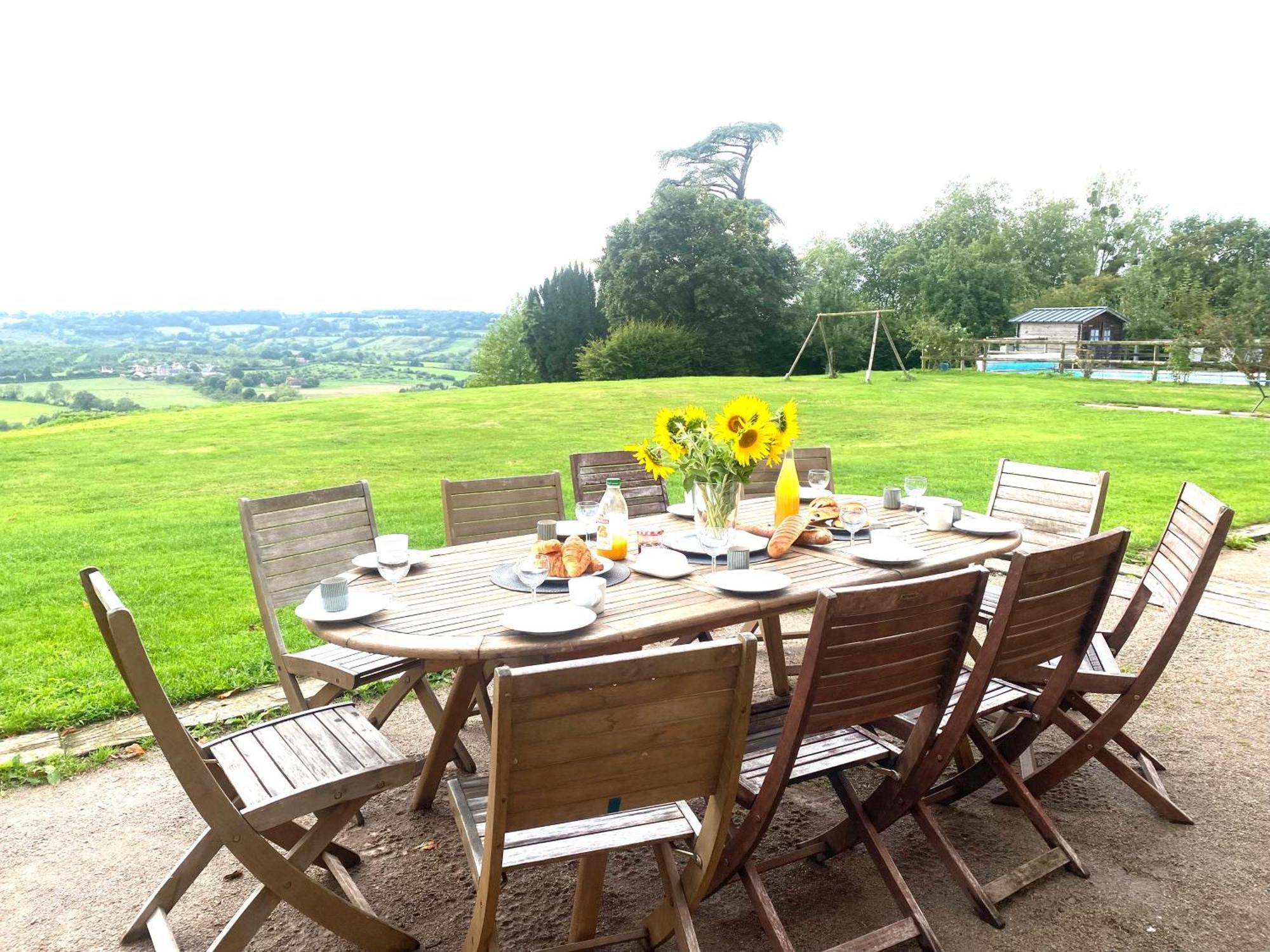 Le Pressoir Du Chateau De Neuville - Famille & Amis Livarot-Pays-d'Auge Exterior photo